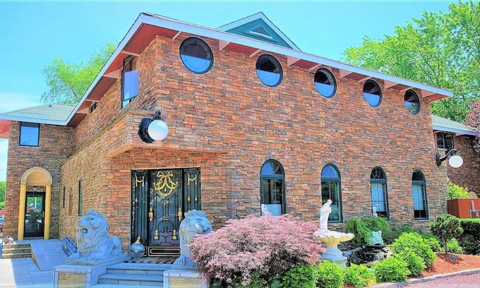 Aquebogue Bed & Breakfast | Victorville by the Sea Waterfront Mansion Sleep:45