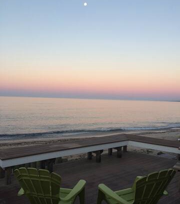 Matunuck House | Sea-Me-Now On the beach, family friendly!