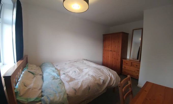 Great Linford House | Double room with private bathroom and parking.