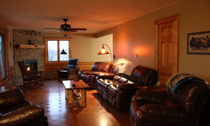 Martinsville Cabin | Wolf Den Lodge