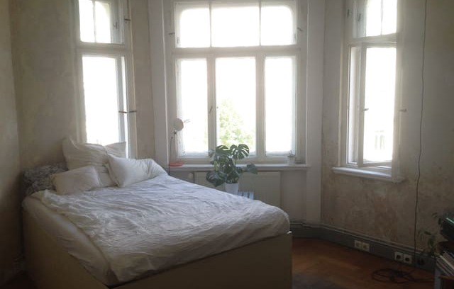 Reudnitz-Thonberg Apartment | Großes, helles Zimmer mit Altbauflair