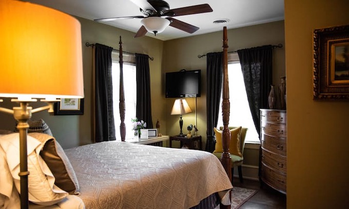 Williamsburg Bed & Breakfast | Williamsburg Manor - James Geddy Family Suite