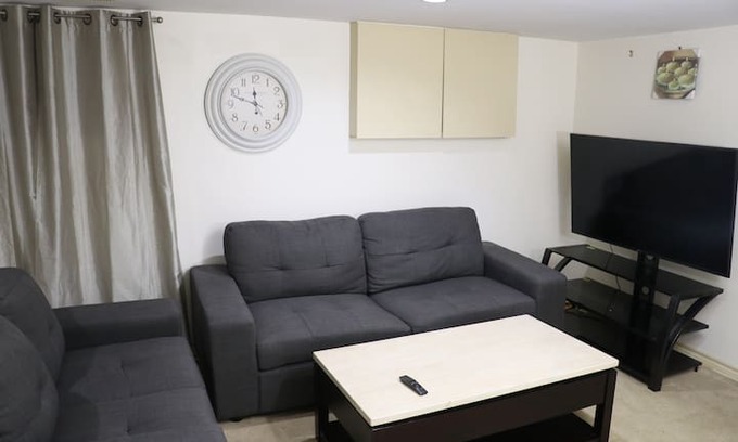 The Beach Triangle Apartment | Cozy & clean apartment by woodbine beach for cheap
