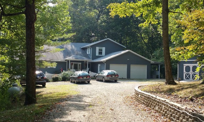 Morgantown Apartment | Get Away Edge of Brown County: BnB 4 Bedrooms