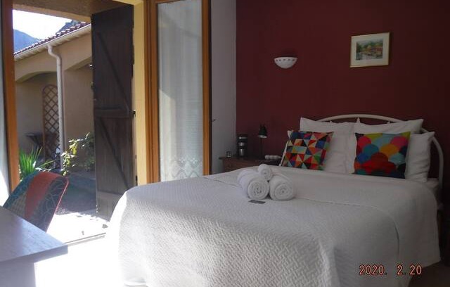 Sahorre House | Beau Vallon Pyrénées Orientales B&B Garden Room
