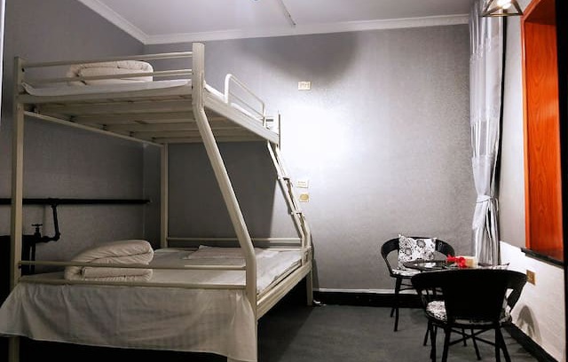 Delingha House | 绿能客栈简约单床房 ，可住2-3人，停车方便，独立卫生间