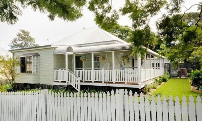 North Toowoomba House | Queenslander, close to town, queen bed & pool