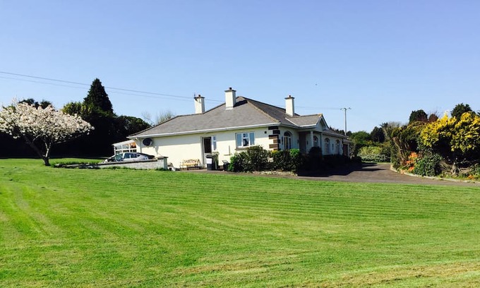 Coolbeg Cross House | En-suite Bedroom, sitting room, + irish breakfast.