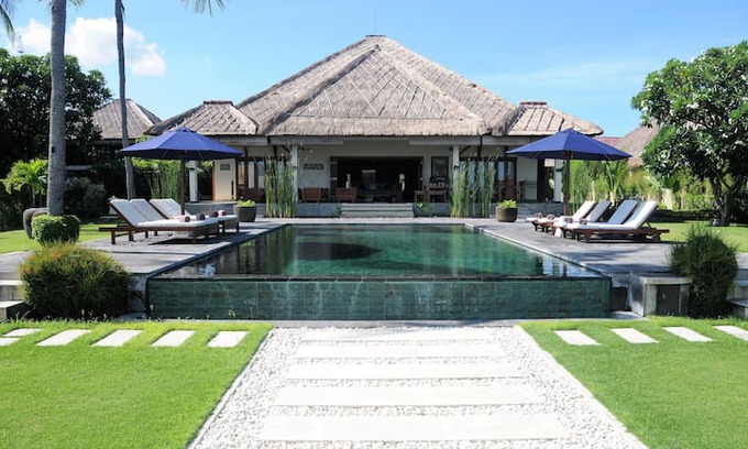 Dencarik Villa | Beachfront Villa Insulinde