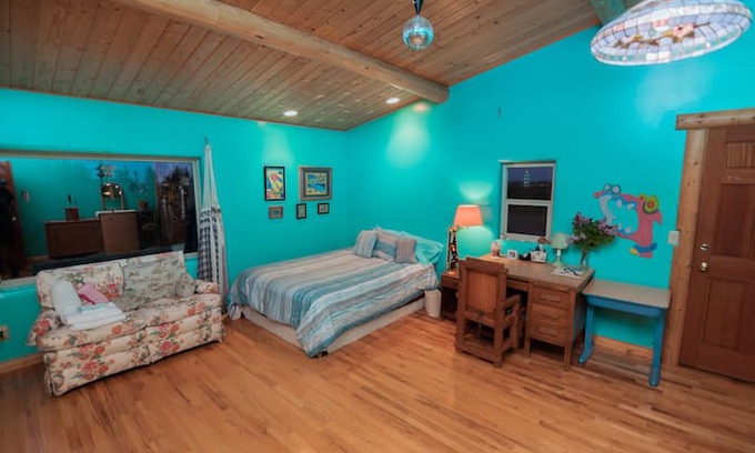 Leigh Creek Estates House | Spacious Aqua Room w/ a View