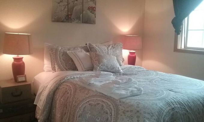 Orchard District House | Midtown Manor Room 2