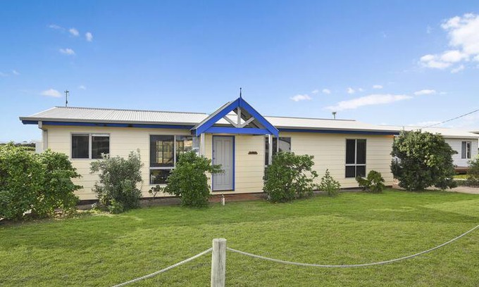 Middleton House | Sea Breeze - Listen to the Surf Roll in from Middleton Beach