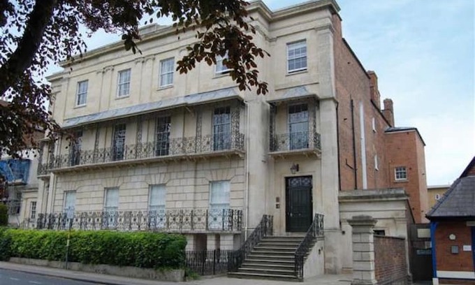 Gloucester Apartment | Sleeps 4, Stylish Grd floor nr Docks inc parking