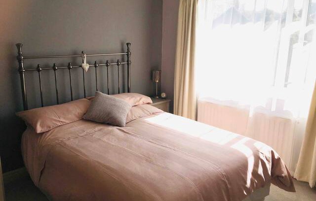 Guiseley House | Double room with parking. 3 miles from airport.