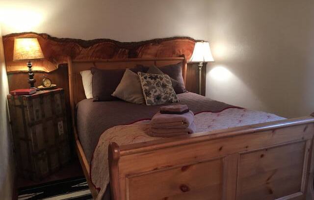 Bruneau Bed & Breakfast | Owyhee Bed & Breakfast - Queen Room