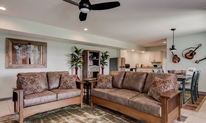 Candler House | NEW. MtnArt Xscape III 6 Min to West-ville! Pets