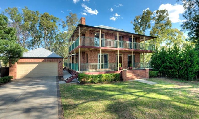 Echuca House | Rivers Edge - Echuca Holiday Homes