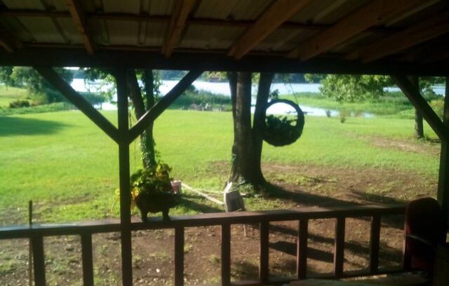 Jewett House | Cozy Lake View Cottage on Lake Limestone Romantic