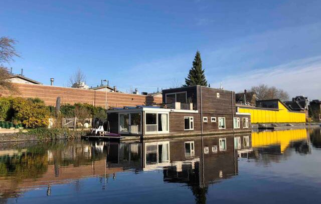 Eastern Docklands Boat Rental | Houseboat with two master-bedrooms & two bathrooms