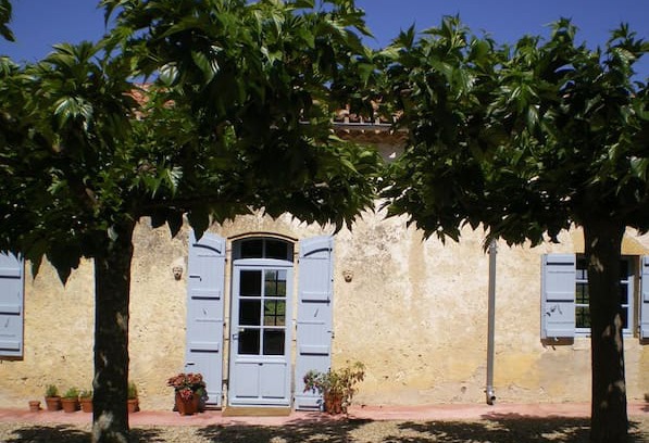 Poudenas Bed & Breakfast | Cottage on Gascon country estate