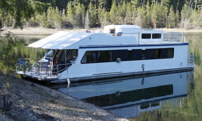 Balfour Boat Rental | Kootenay (Stationary) Houseboat Rental