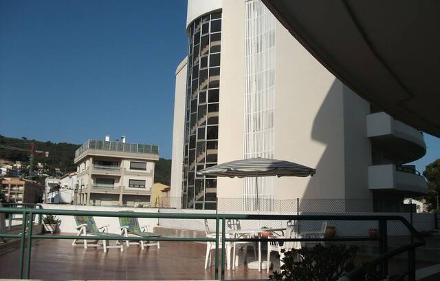 L'Estartit Apartment | Large terraced holiday apartment + WIFI