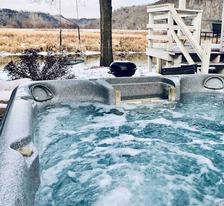 Dorchester Cabin | On Upper Iowa River -W/HOT TUB JACUZZI