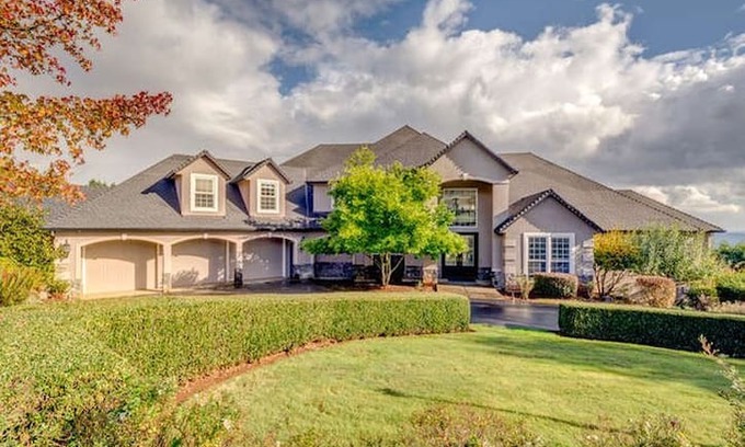 Dundee House | Red Hills Estates in Dundee Hills