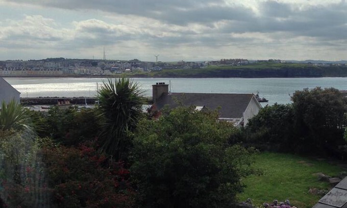 Portrush House | Skipper's Seaside Retreat. Pet Friendly. Portrush