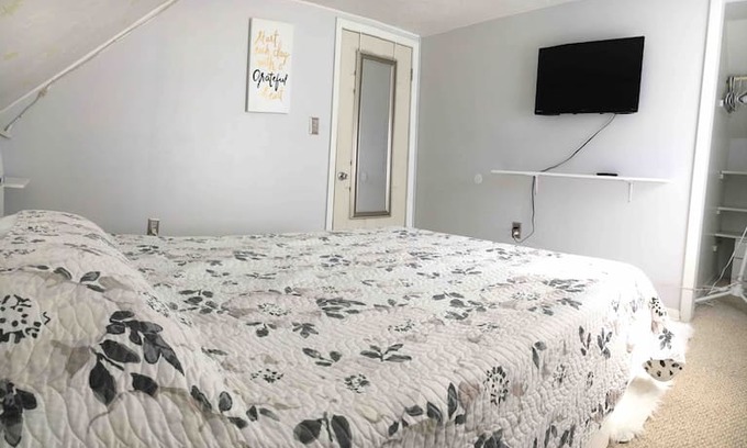 Parma Heights House | Private 2nd Floor Queen Room near Cleveland