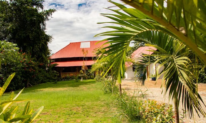 Montanita Bed & Breakfast | Matrimonial con terraza vista al jardín y baño