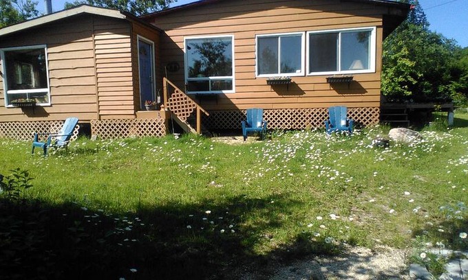 Hillside Beach Cabin | Cozy family cottage