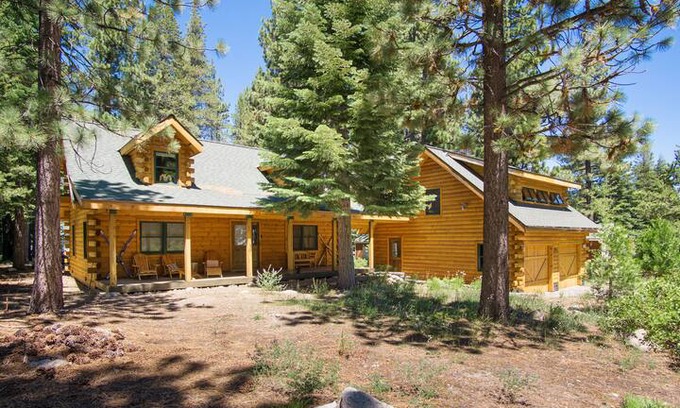 North Upper Truckee Cabin | Kiowa Log Cabin- paw friendly, full kitchen, close to golf