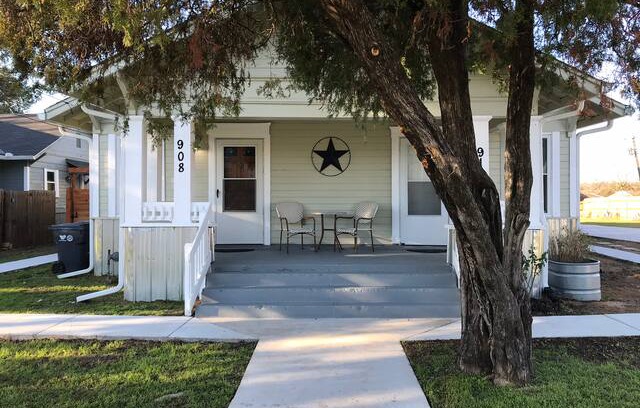 Waco House | Cameron Cottages Downtown Cozy Farmhouse