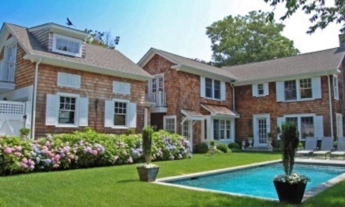 Village of East Hampton House | NEW LISTING: HEART OF EAST HAMPTON VILLAGE, CLOSE TO DOWNTOWN, EAT-IN KITCHEN, GUNITE POOL