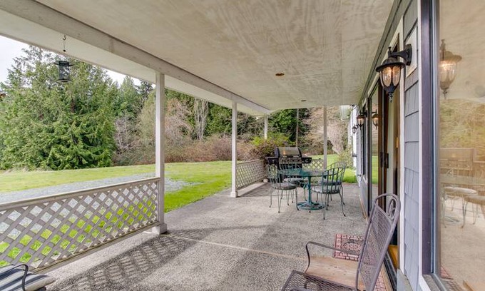 Clinton House | 15-acre getaway centrally located for beaches, galleries, & dining - dogs ok!