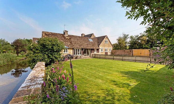 Eastleach House | Supreme Riverside Home by Cotswolds Wildlife Park