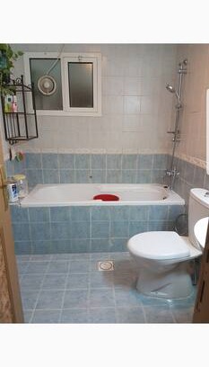 Bur Dubai Apartment | Master bedroom with attached bath bathtub 2500 aed