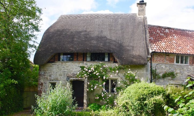 Teffont Evias Cabin | 3-bed Thatched Cottage nr Salisbury & Stonehenge