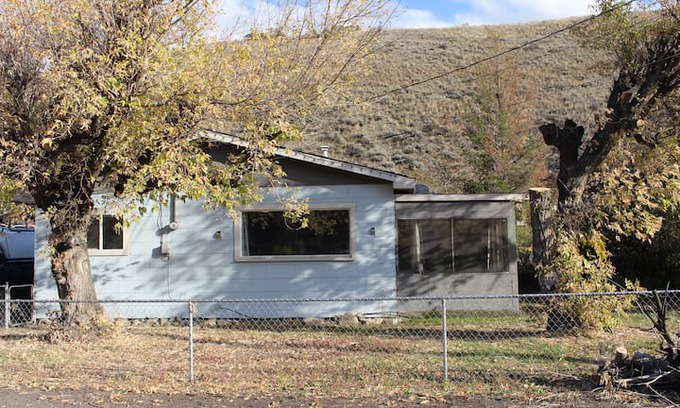 Ashcroft House | Ashcroft Crossing - Cozy House in Town