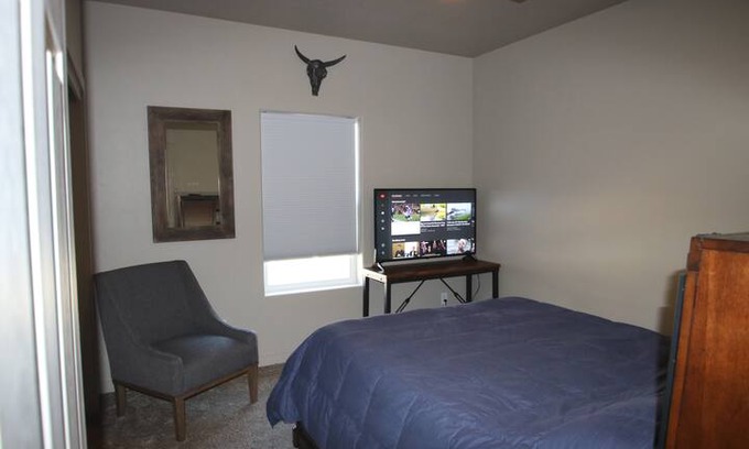 Meridian House | Private bedroom & bathroom near Village @ Meridian