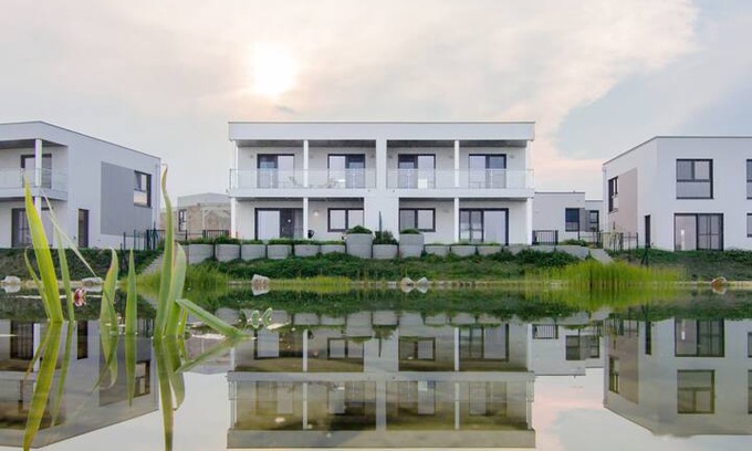 Oberwaltersdorf House | New Showhouse with Private Lake