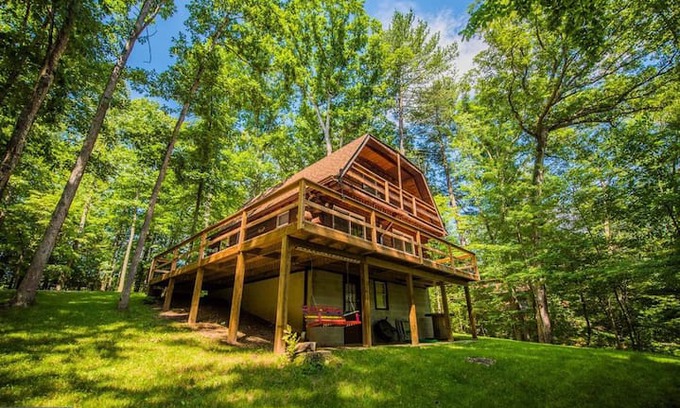 Berkeley Springs Cabin | Cozy Cabin Creek Retreat W/ Hot Tub & WIFI