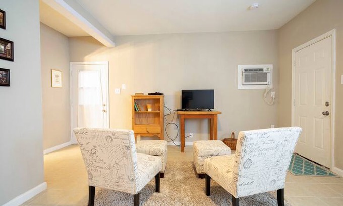 Grogan's Mill Apartment | Restful Haven, The Woodlands full kitchen/laundry