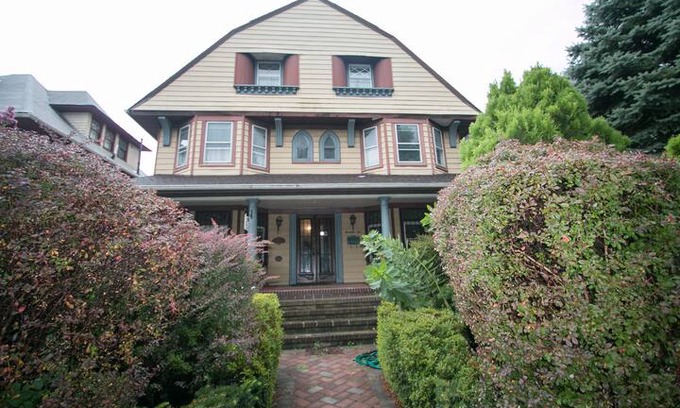 Ditmas Park House | 2bdrm apt in UNIQUE Victorian Home steps to train
