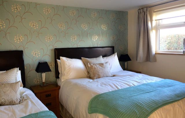 March Bed & Breakfast | Triple room-Premium-Ensuite-(King + 1 Sgl & Sun Room)