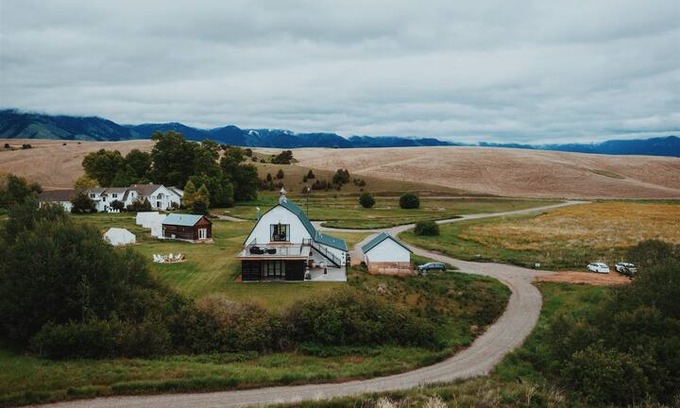 Belgrade House | The Estate House at Foster Creek Farm