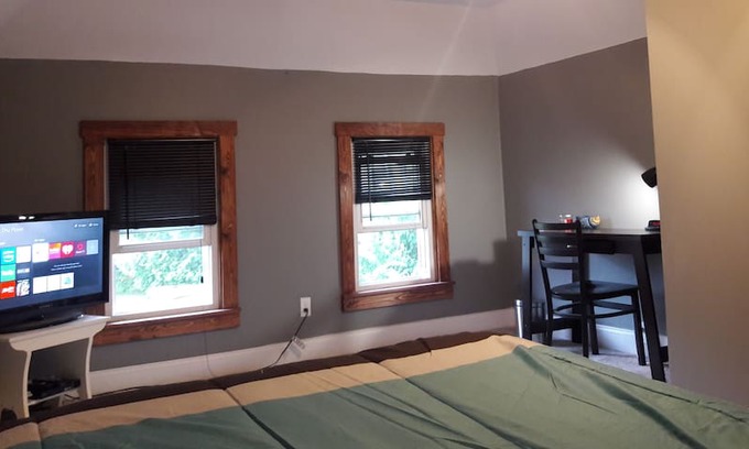 Niagara Falls House | Niagara Falls, NY -USA- Serene Home away from Home