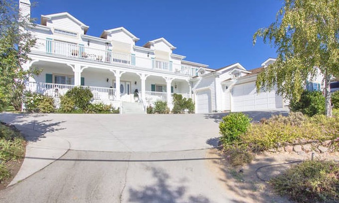 Emerald Hills House | clean room Redwood City