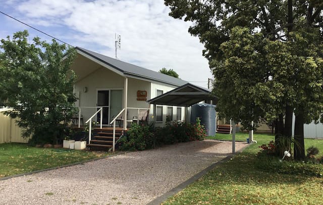 Forbes Cabin | Currajong Cottage - Forbes NSW